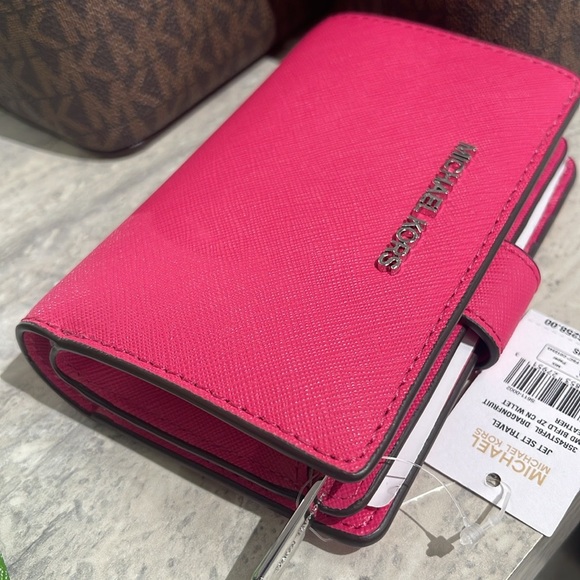 Michael Kors Medium Saffiano Leather Bifold Wallet
Dragonfruit 
NWT - Picture 11 of 16